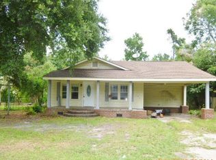 142 Ravenell Dr, Saint Stephen, SC 29479