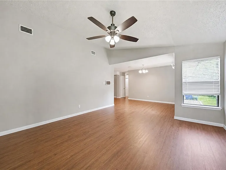1107 Winecup Cir — Photo 4