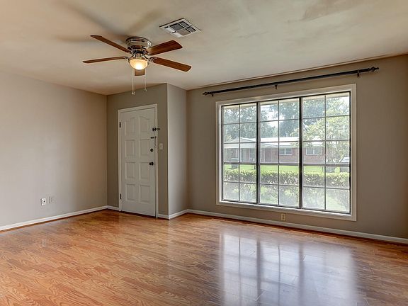 5th image of 210 Woodcrest Cir