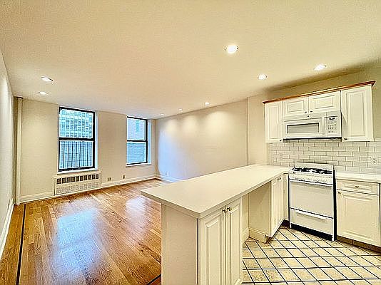 5th image of 322 E 34th St APT 5D
