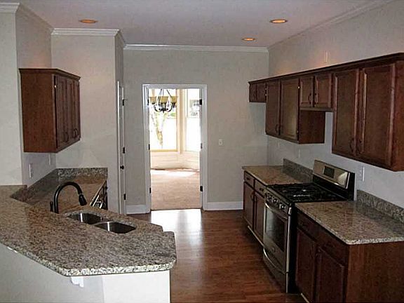 3rd image of 909 Laurel Crest Dr