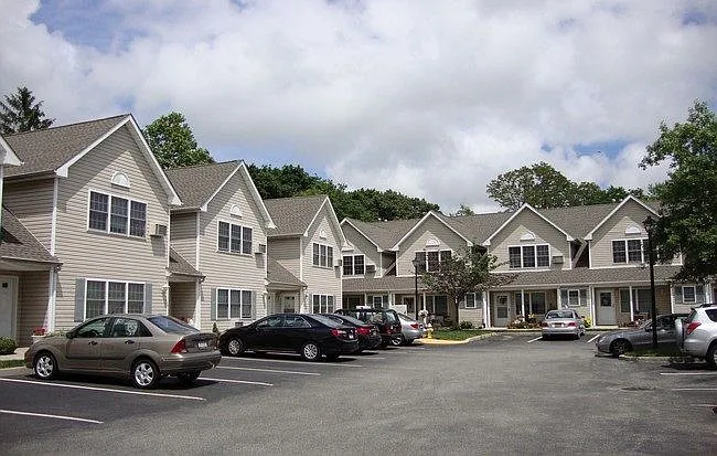 Woodbridge at Farmingdale Apartments — Photo 2