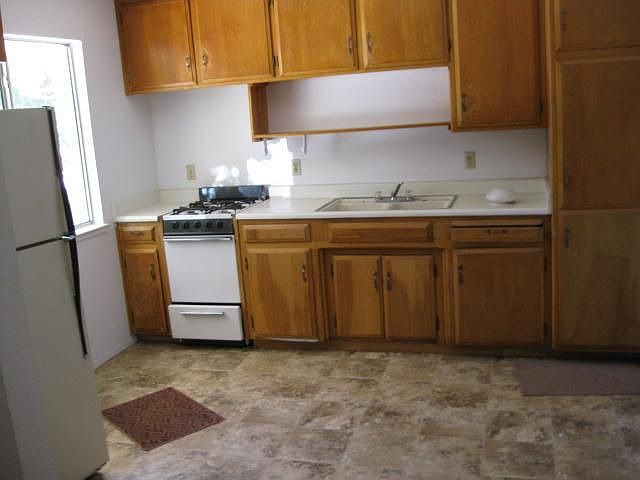 2nd image of 17933 Plateau Rd