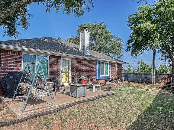 5th image of 2106 Oakridge Dr