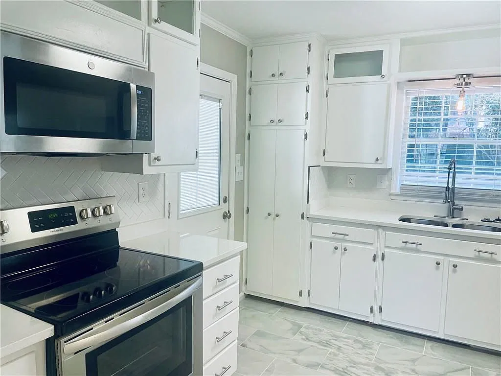 4 bed, 3.0 bath, 1727 sqft, $2,399 — Photo 3