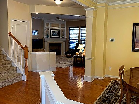 Hardwoods thru-out 1st floor