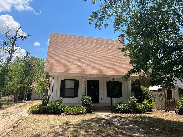 361 College Dr — Photo 4