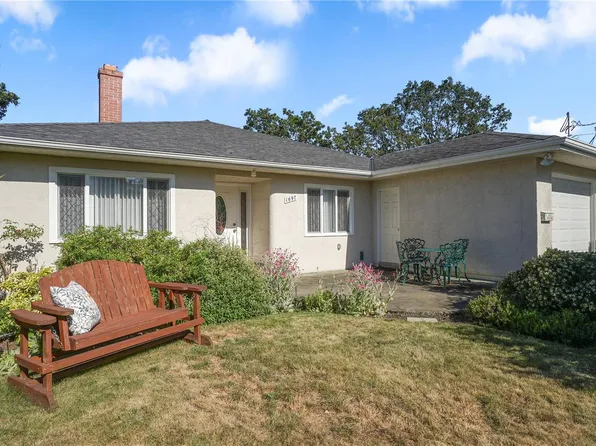 1697 Yale St, Oak Bay, BC V8R 5N5