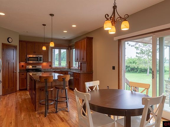 5th image of 906 Heritage Trl NE