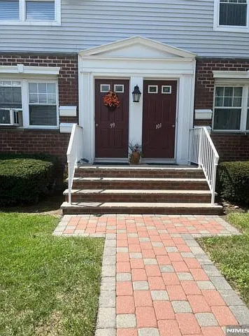 99 Hastings Ave — Photo 3