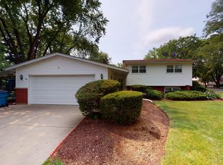 1101 E Barberry Ln, Mount Prospect, IL