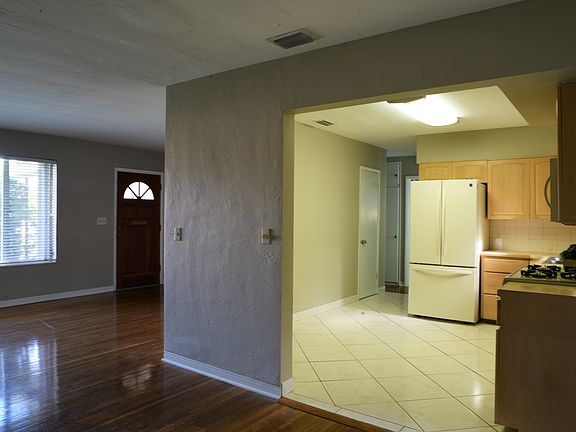 4th image of 2200 SW 83rd Ct