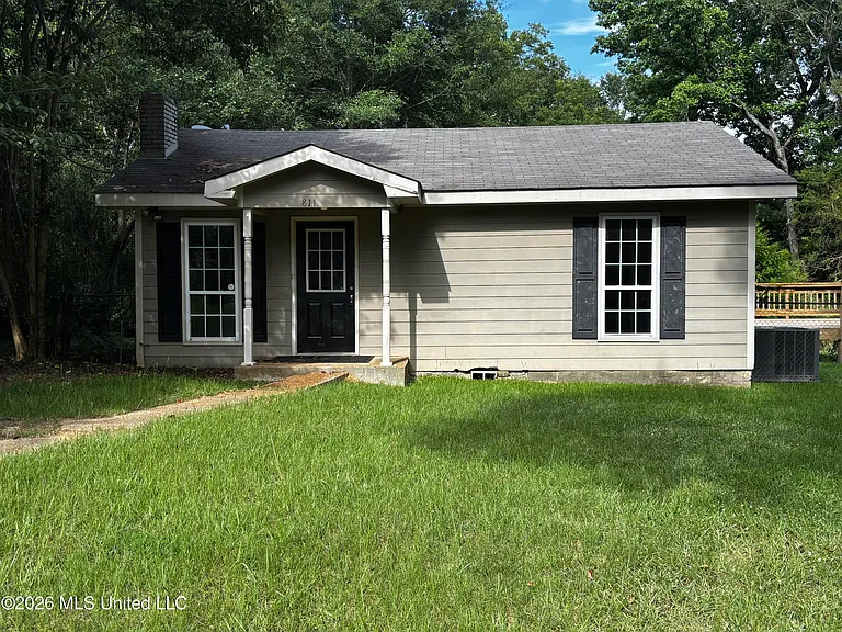 811 S College St — Photo 1