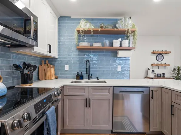 1742 Boston Post Rd APT 3A, Westbrook, CT 06498