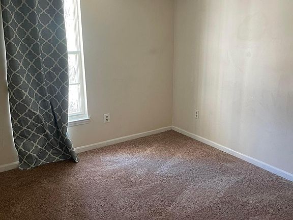 5th image of 909 Woodbridge Ct