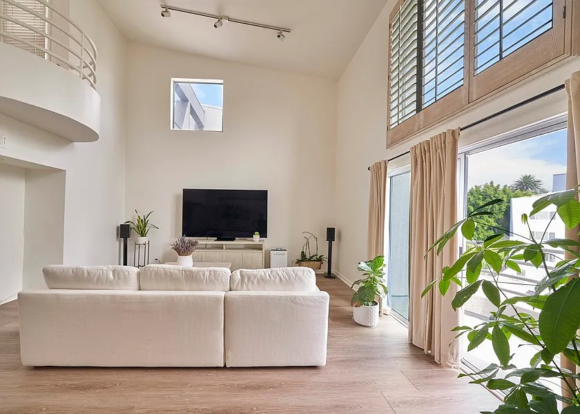 2 bed, 2.5 bath, 1640 sqft, $7,400 — Photo 3