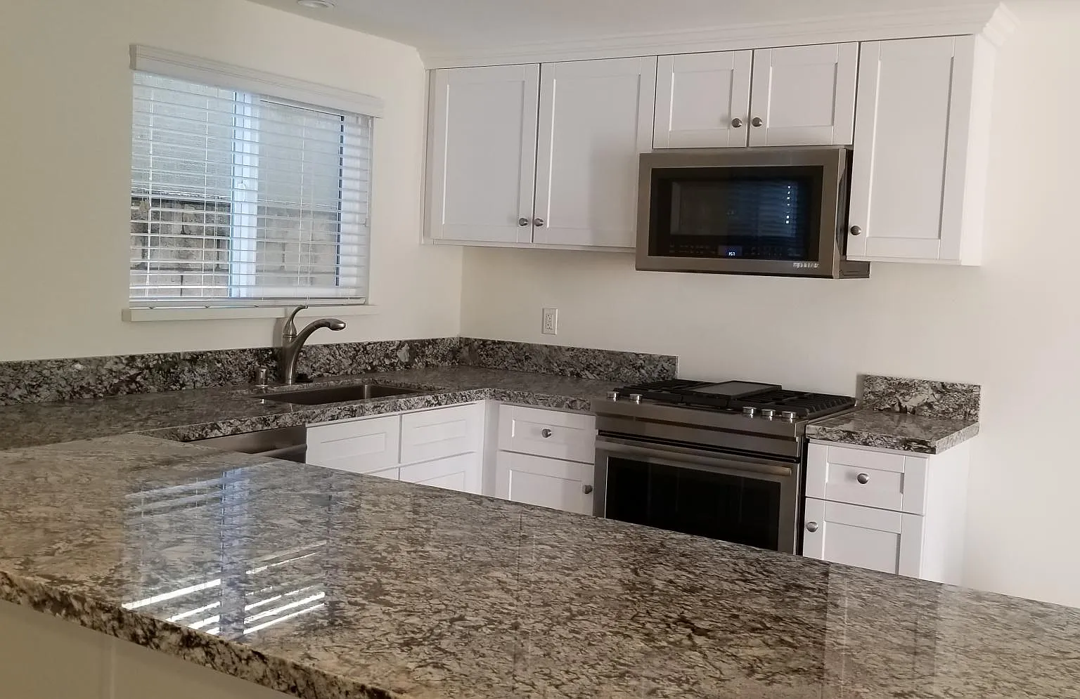 2 bed, 900 sqft, $3,000 — Photo 1