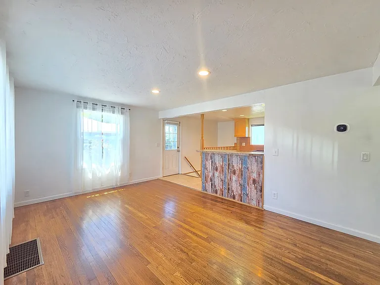 5621 N Hemlock St — Photo 3