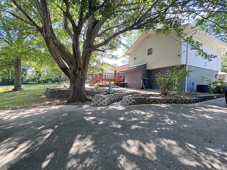 2323 Applewood Dr — Photo 28