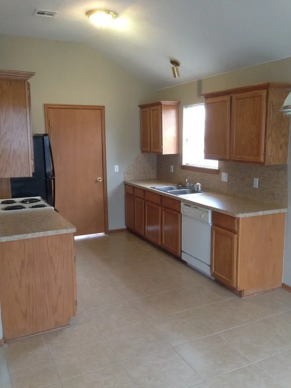 Gorgeous Three Bedroom Home in Southlake Addition — Photo 1