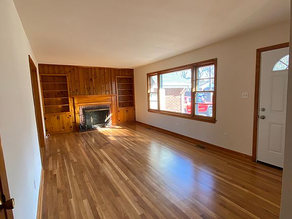 3rd image of 20 Azalea Dr