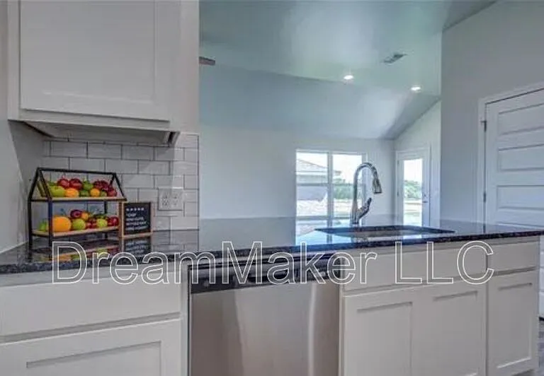 2401 S 28th Ter — Photo 16