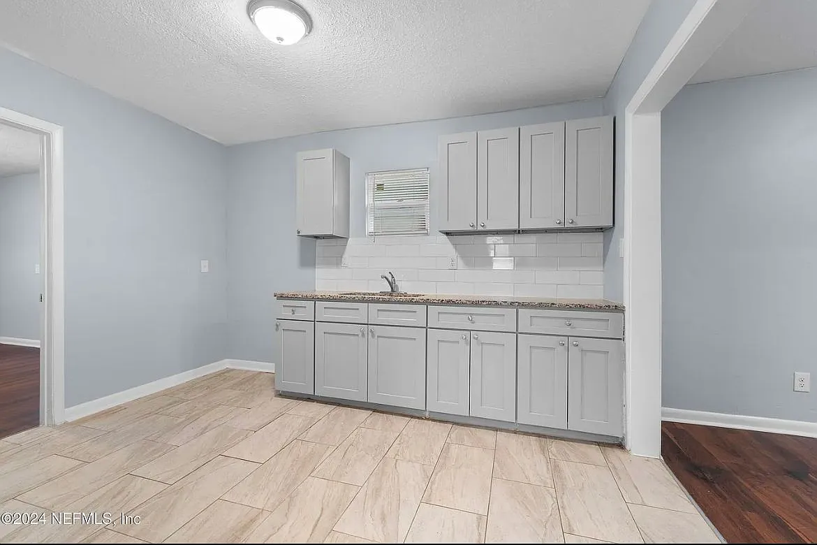 3 bed, 1.0 bath, 885 sqft, $1,345 — Photo 4