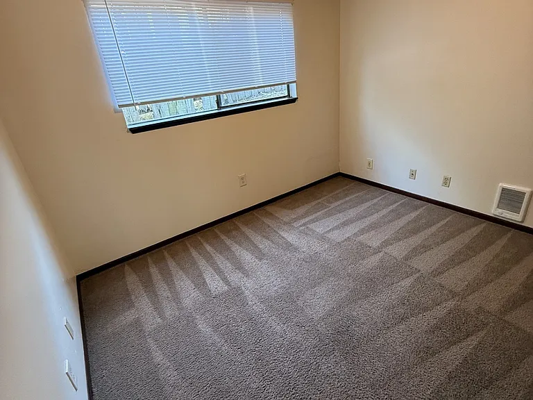 1024 Prospect Ave NE #8 — Photo 5