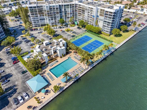 800 Parkview Dr APT 729, Hallandale, FL 33009