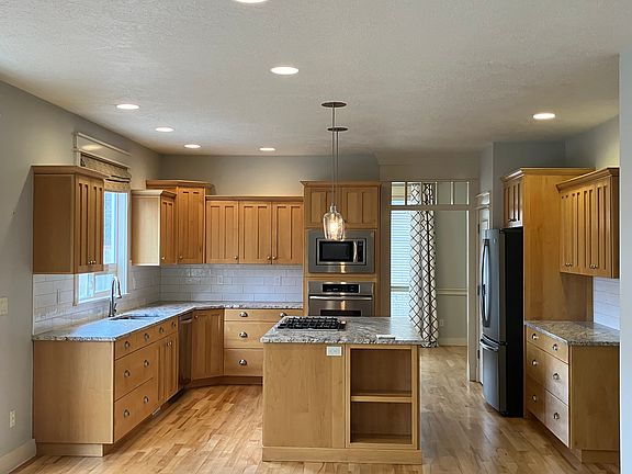 4th image of 1074 N Caledonia Pl