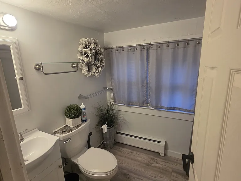 466 Derby Ave — Photo 13