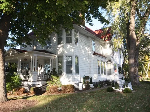 42 South St, Hartford, WI 53027