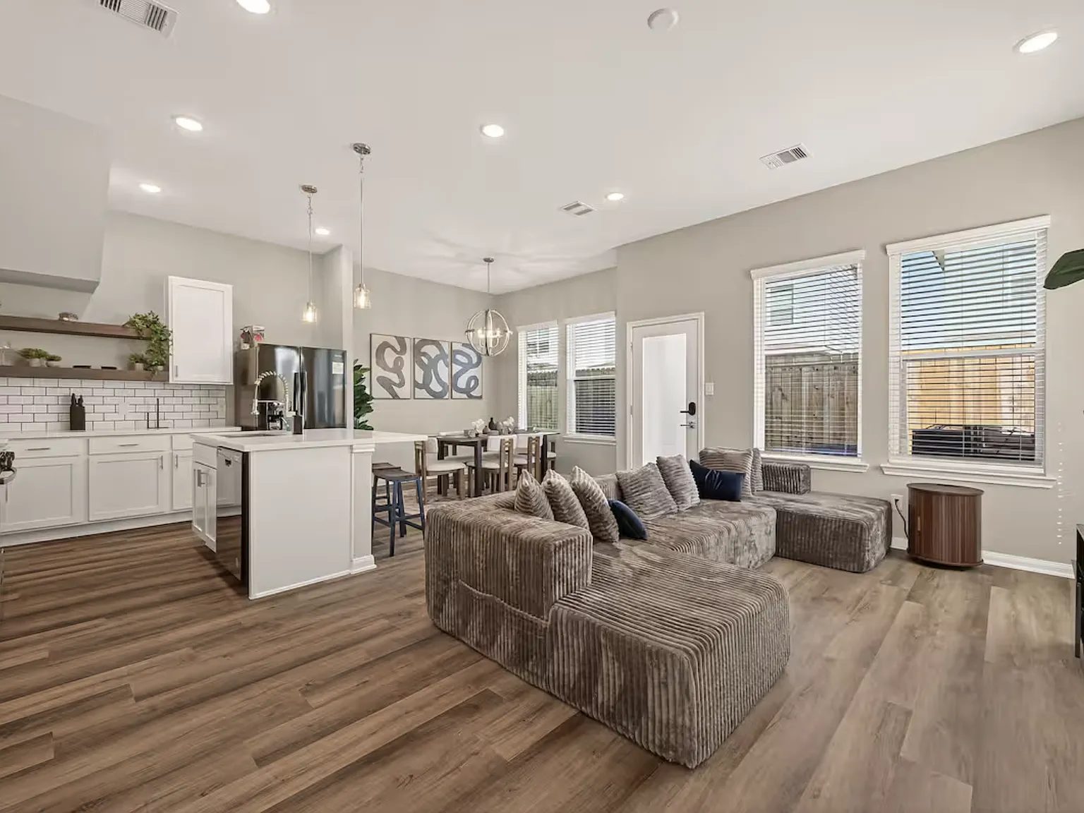 3 bed, 2.5 bath, 1620 sqft, $2,700 — Photo 3