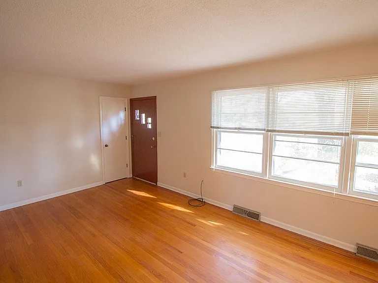 1207 White Oak Ln — Photo 3