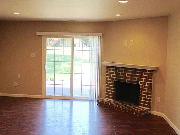 Large Family Room w/ Fireplace