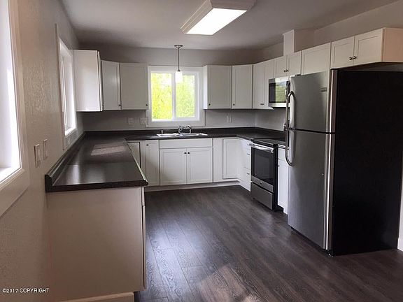 4th image of 835 Irwin St