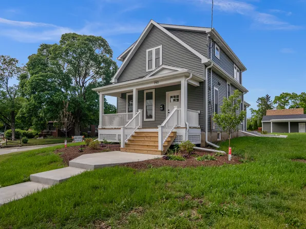 790 Wing St, Elgin, IL 60123