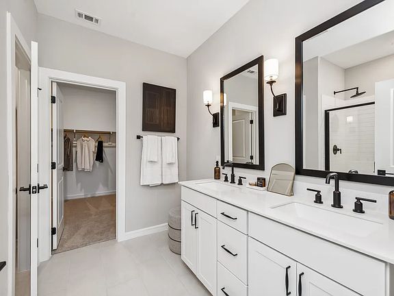 Primary bath with dual sinks