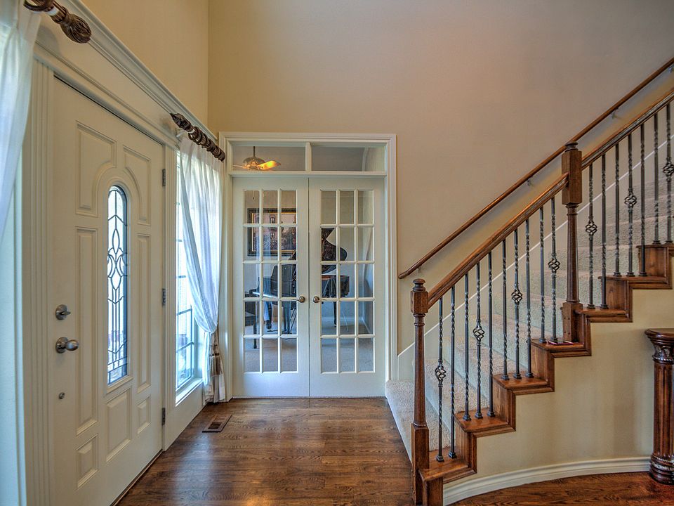 Foyer to Study w/French Door