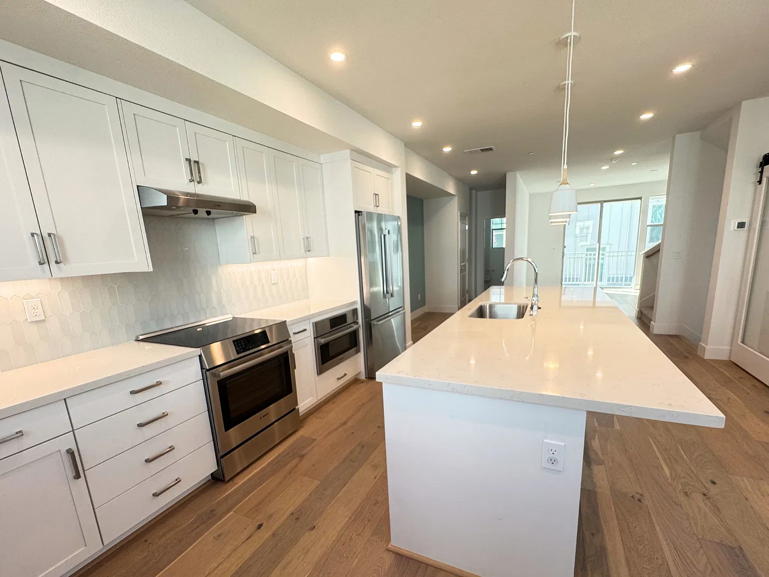 4 bed, 3.5 bath, 2169 sqft, $5,100 — Photo 3