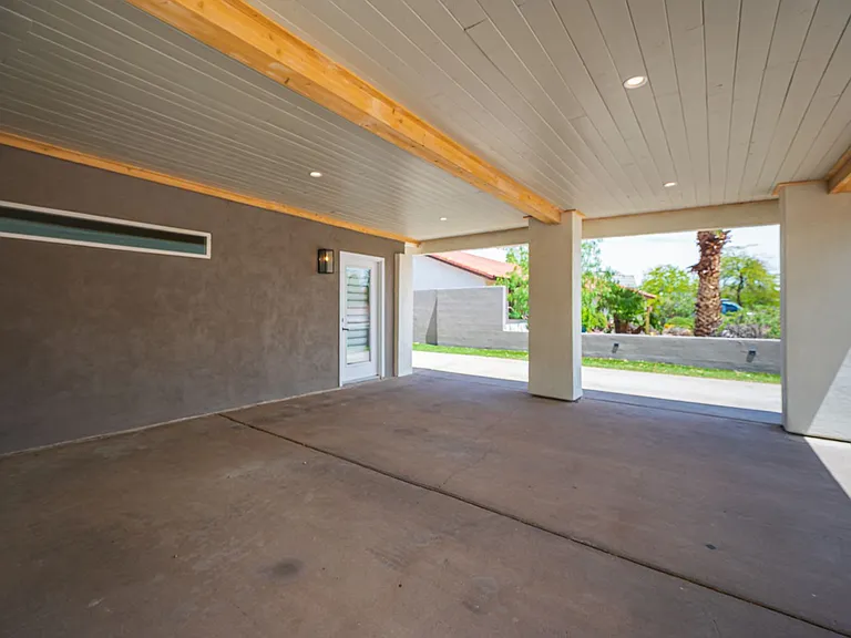 330 E Country Club Dr — Photo 5