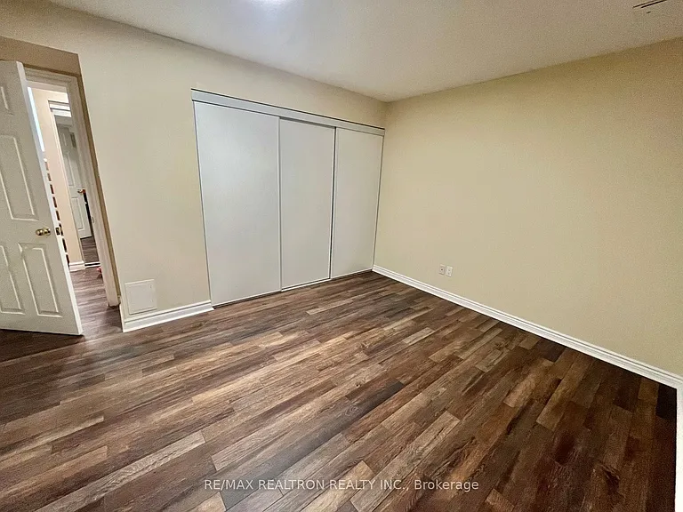 18 Walnut Grove Cres #BASEMENT — Photo 2