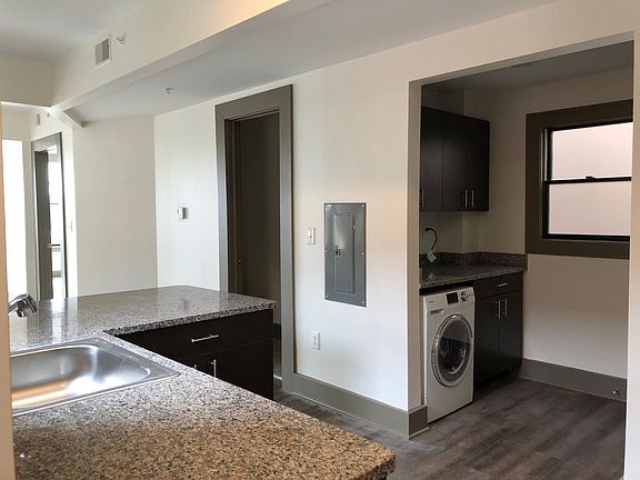 3rd image of 616 Niagara St #302