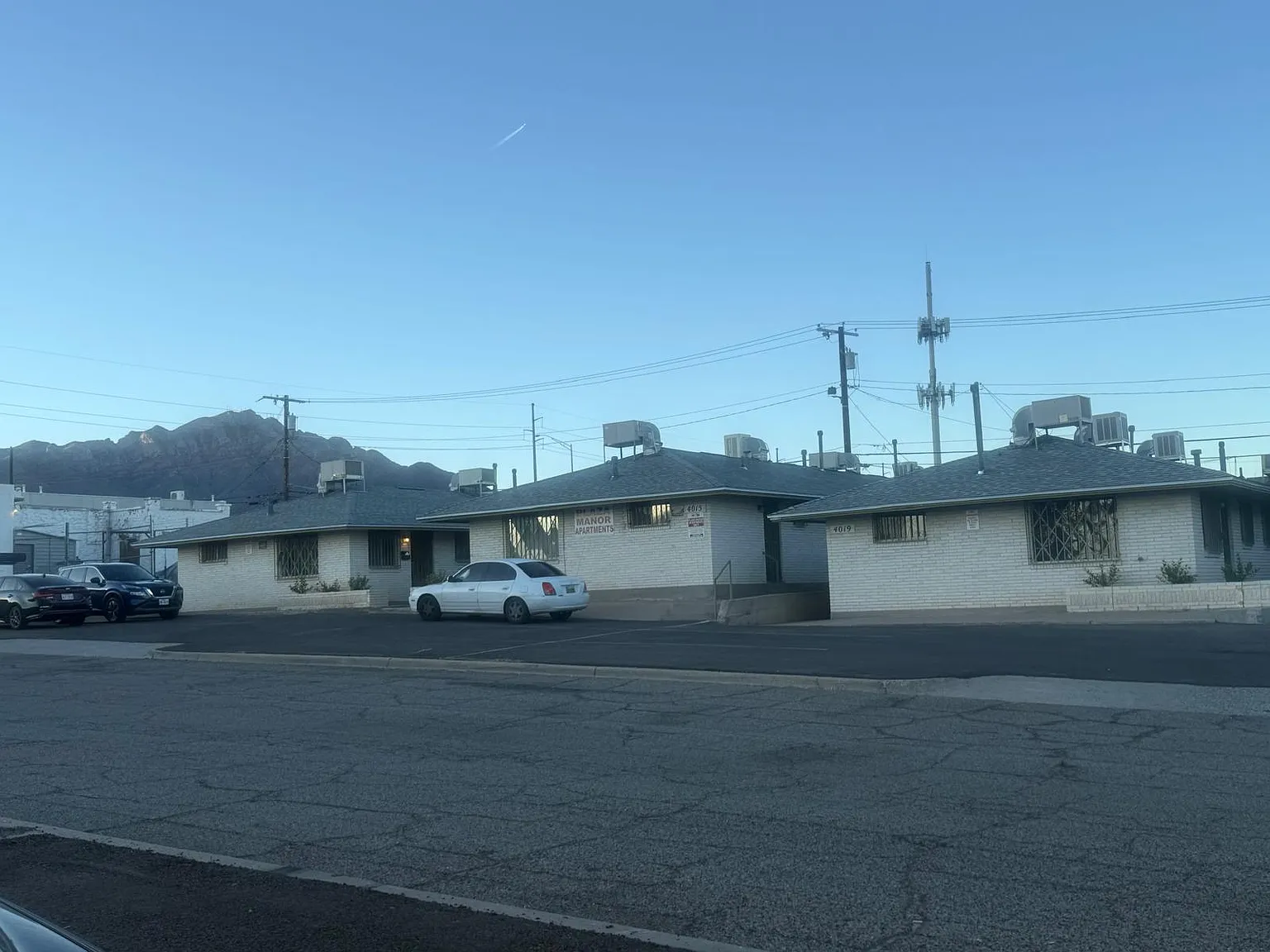 Plaza Manor Apartments — Photo 1