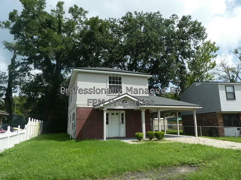 1017 Crestwood St — Photo 1