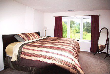 Master bedroom, w/i closet & soaking tub!
