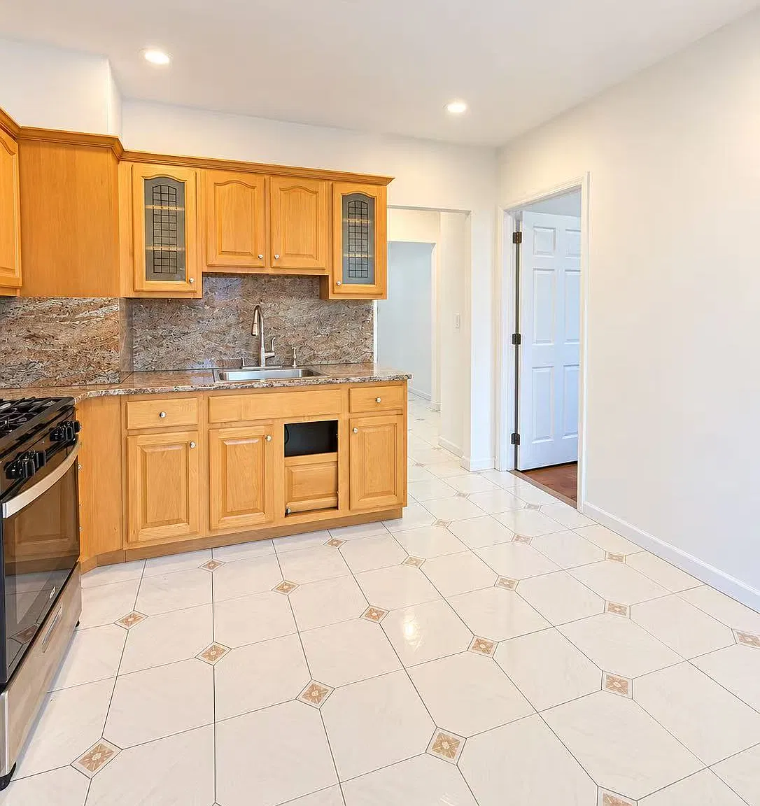 3 bed, 900 sqft, $3,000 — Photo 1