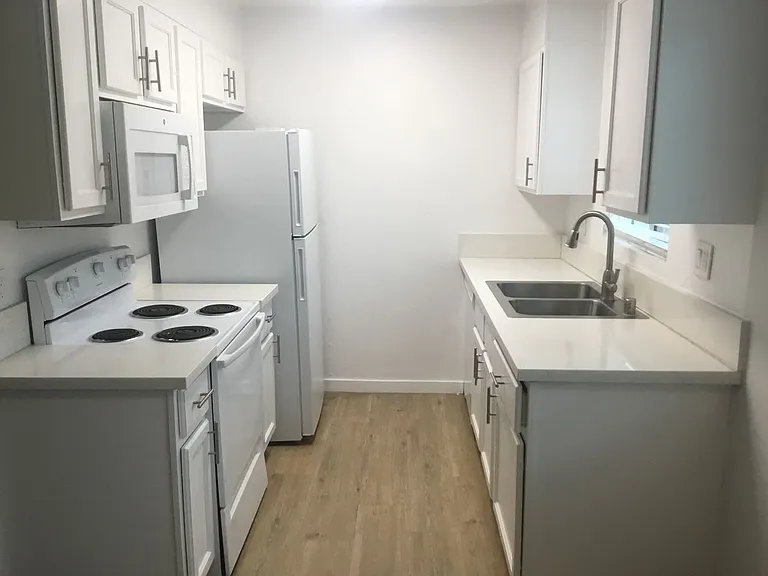COMPLETELY REMODELED TOWNHOUSE FOR RENT — Photo 6