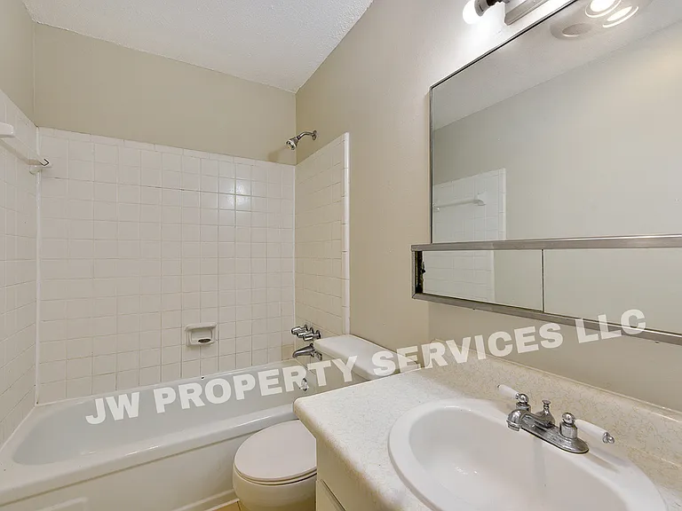 309-311 Lilac St — Photo 10