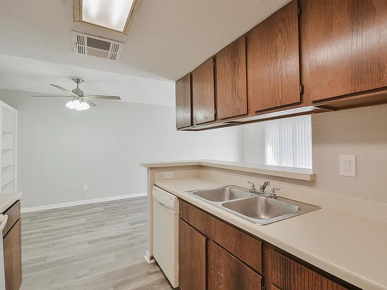 12905 Woodforest Blvd #607 — Photo 8